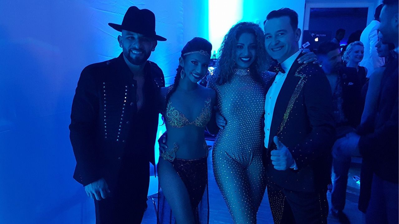 Profesores de bachata Basi y Deisy junto a Ataca y la Alemana después del show en un evento internacional